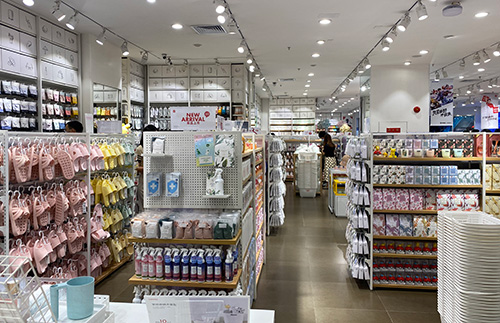 湛江精品店陳列架上的商品布局需要變換嗎