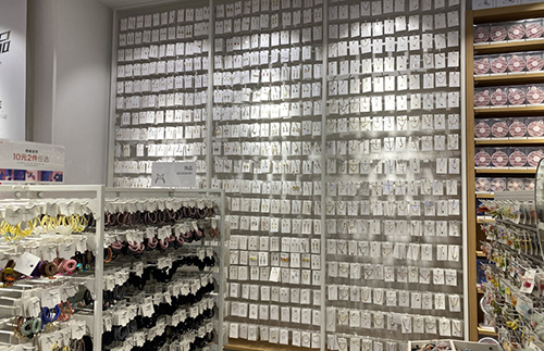 精品飾品店開店時要注意哪些問題_[大唐展示貨架]