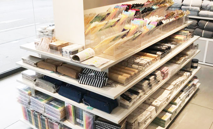 名創優品貨架訂制案例