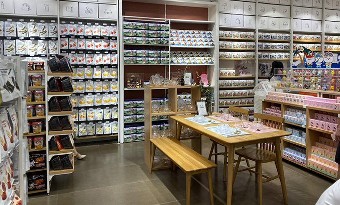 名創優品貨架訂制案例