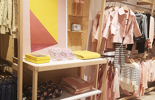 貨架廠家告訴你怎么定義服裝店貨架!